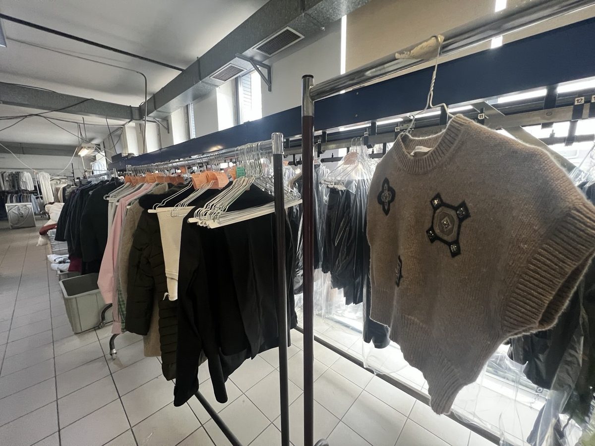 Gereinigte Kleidung auf Hänger